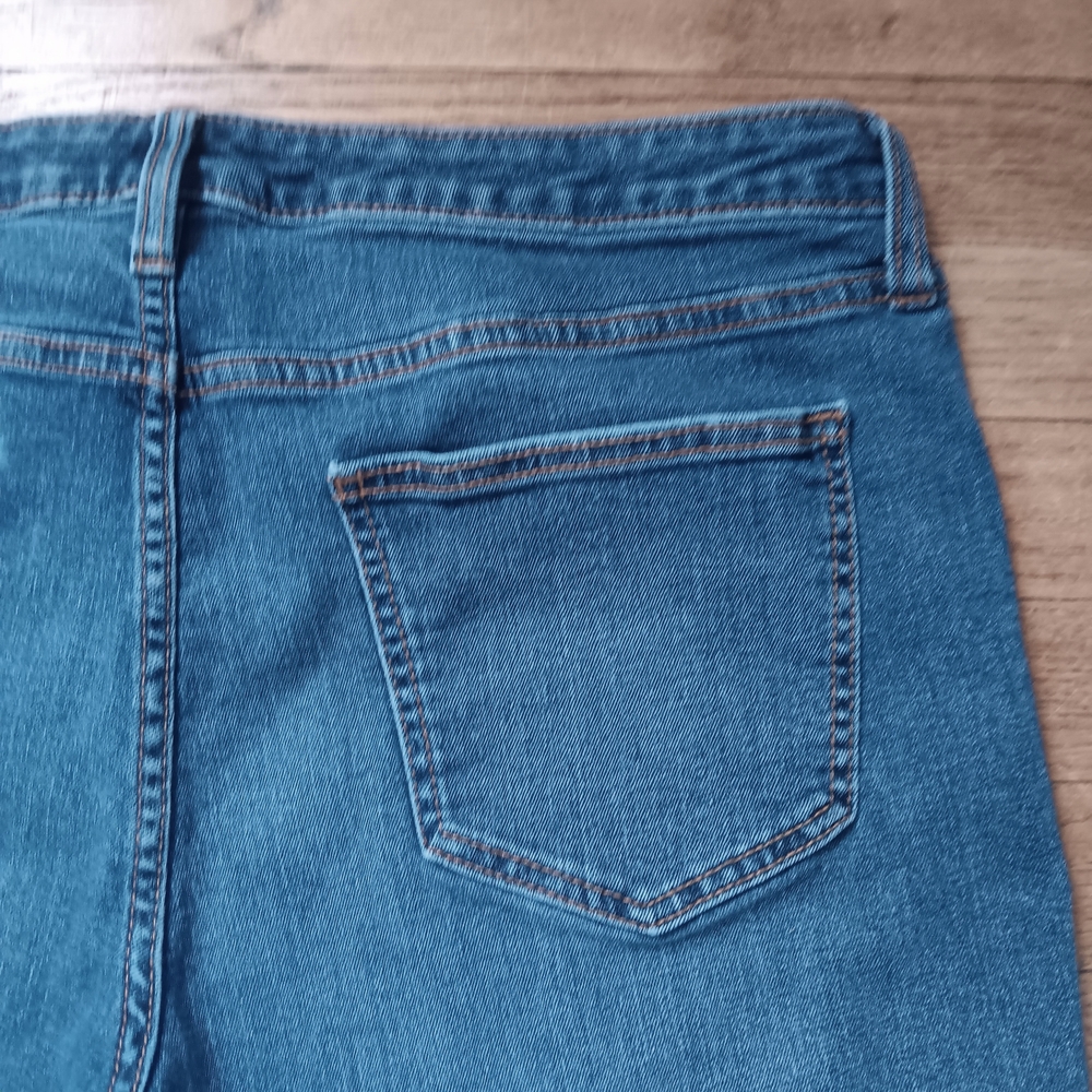 Universal Thread Women's Faded Blue Denim Roll Up Jean Shorts 16/33 - Picture 9 of 12